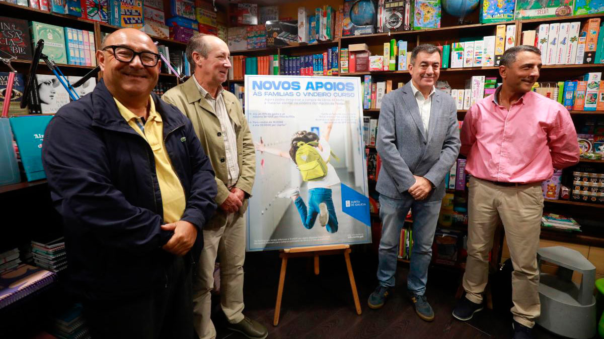 Visita del conselleiro de Educación, Román Rodríguez, ala librería Clip de Pontevedra