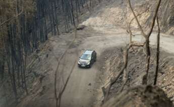 Un coche circula al lado del terreno calcinado en A Barca, Sober / Europa Press