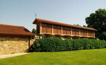 Vista exterior del hórreo del Pazo de Mazaira (Toques) / Turismo.gal