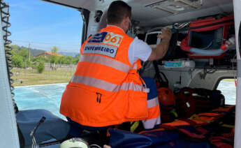 Enfermero del Sergas en una ambulancia