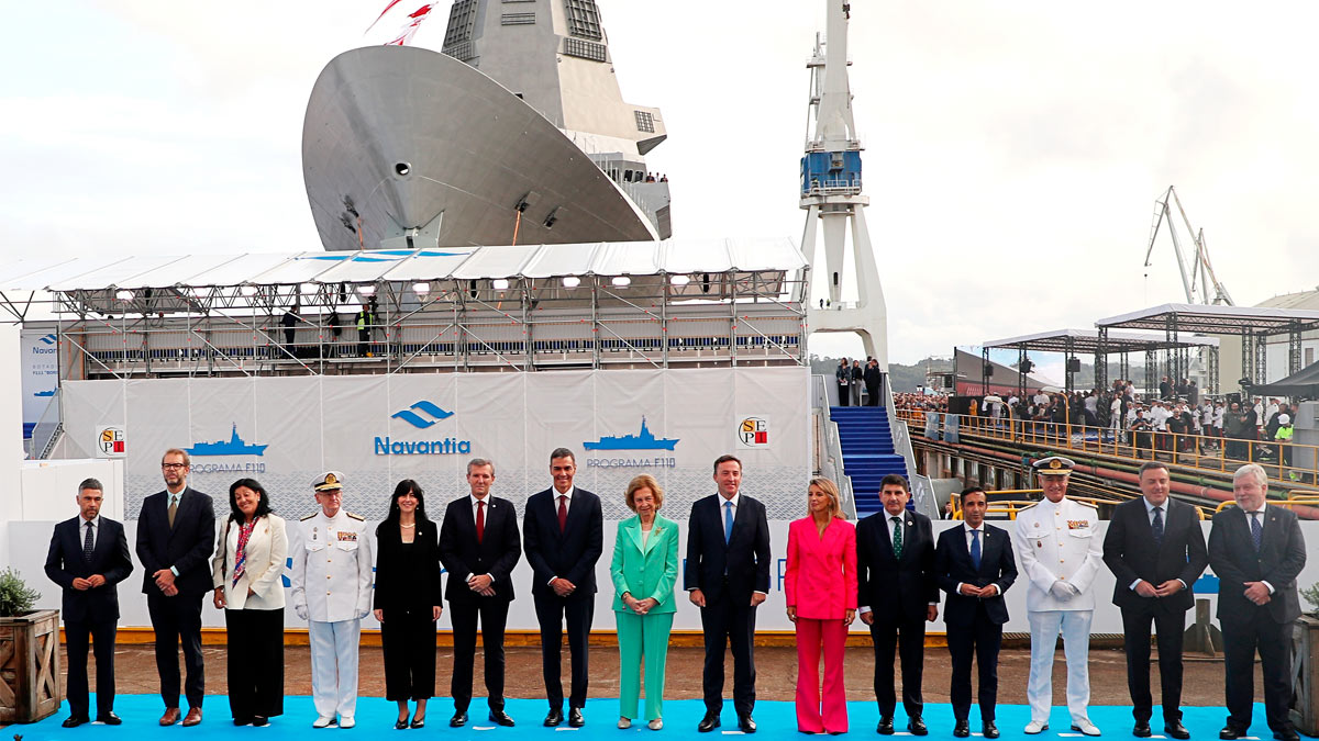 Foto de familia durante la ceremonia de la botadura de la fragata F-111, en el astillero de Navantia