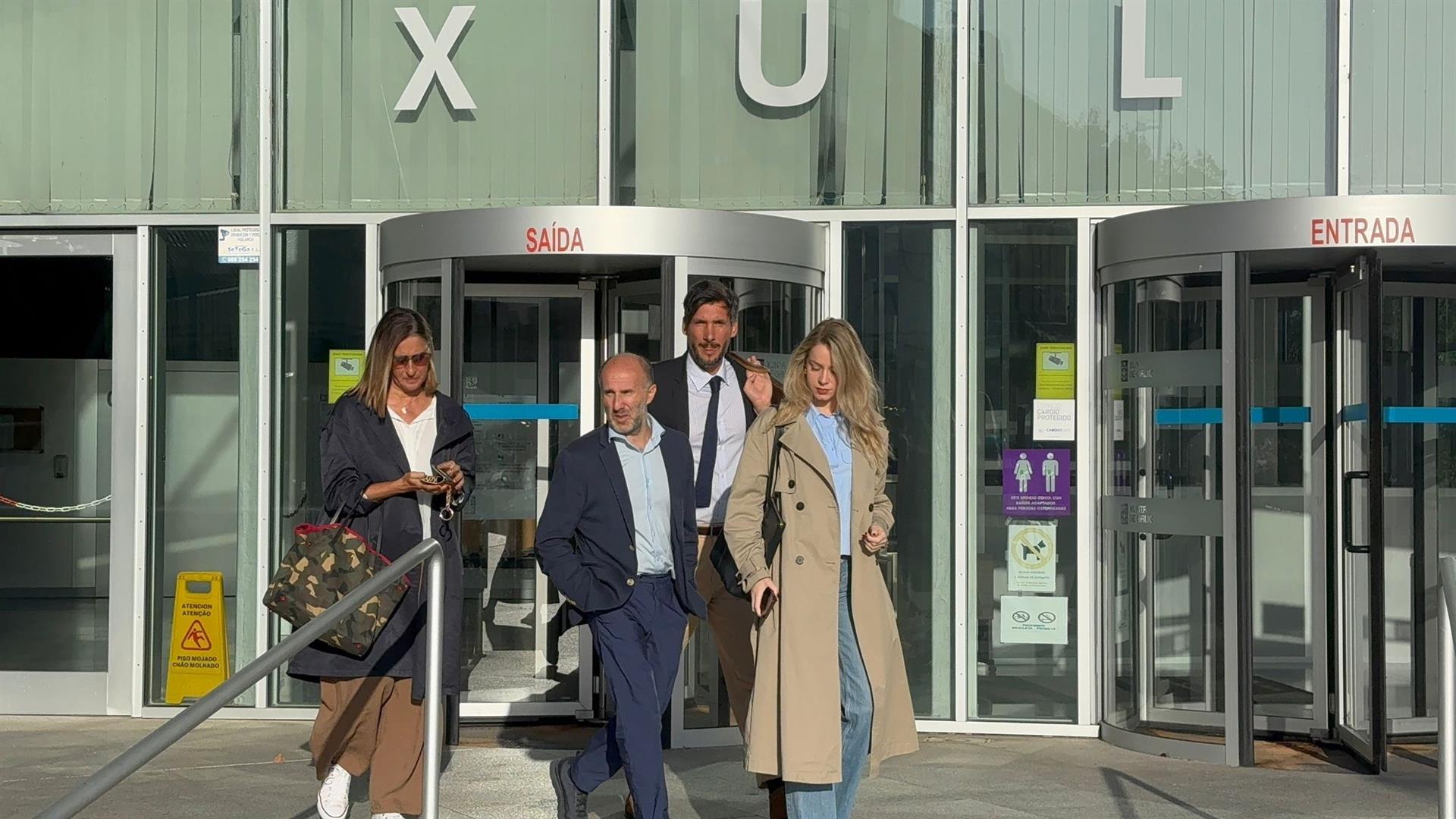 El alcalde de Ourense, Gonzalo Pérez Jácome, acompañado de su abogado y de la concejala de Dinamización y Política Social, Noa Rouco, a la salida del juzgado después de haber sido citado a declarar - EUROPAPRESS