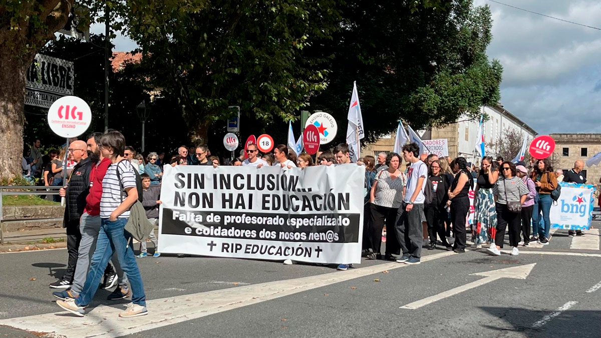 Una manifestación recorre las calles de Santiago de Compostela para pedir "menos recortes" en educación, a 13 de septiembre de 2025.