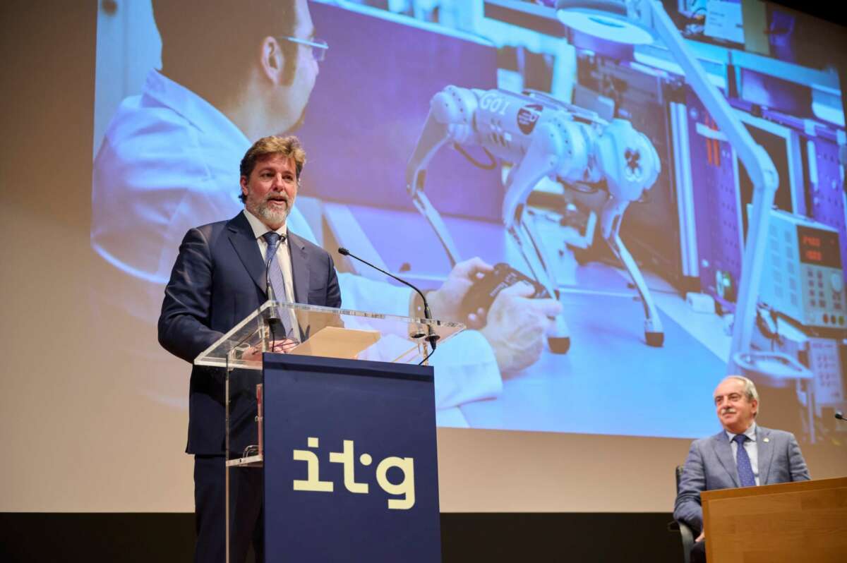El director general de ITG, Carlos Calvo, (de pie), junto al presidente de ITG, Antonio Couceiro / ITG