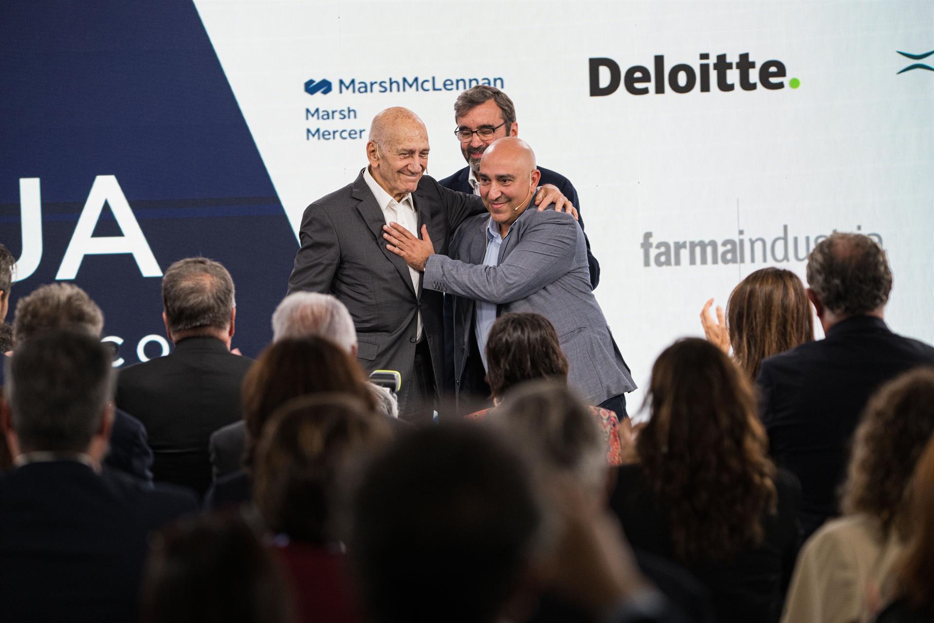 El ex primer ministro de Israel Ehud Olmert y el activista palestino de Jerusalén Samer Abdelrazzak Sinijlawi en el Foro La Toja Vínculo Atlántico / Europa Press