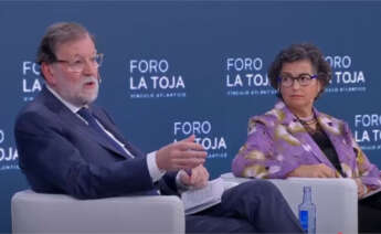El expresidente del Gobierno, Mariano Rajoy, junto a la exministra de Asuntos Exteriores, Arancha González Laya, durante su participación en la séptima edición del Foro La Toja Vínculo Atlántico