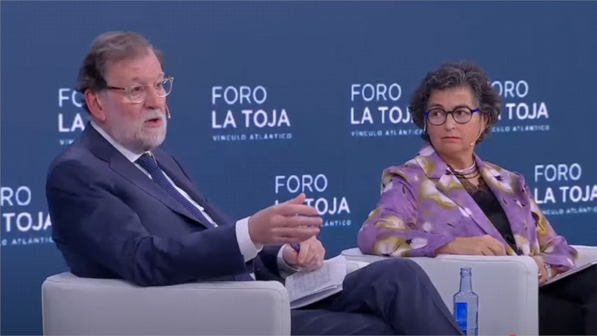 El expresidente del Gobierno, Mariano Rajoy, junto a la exministra de Asuntos Exteriores, Arancha González Laya, durante su participación en la séptima edición del Foro La Toja Vínculo Atlántico