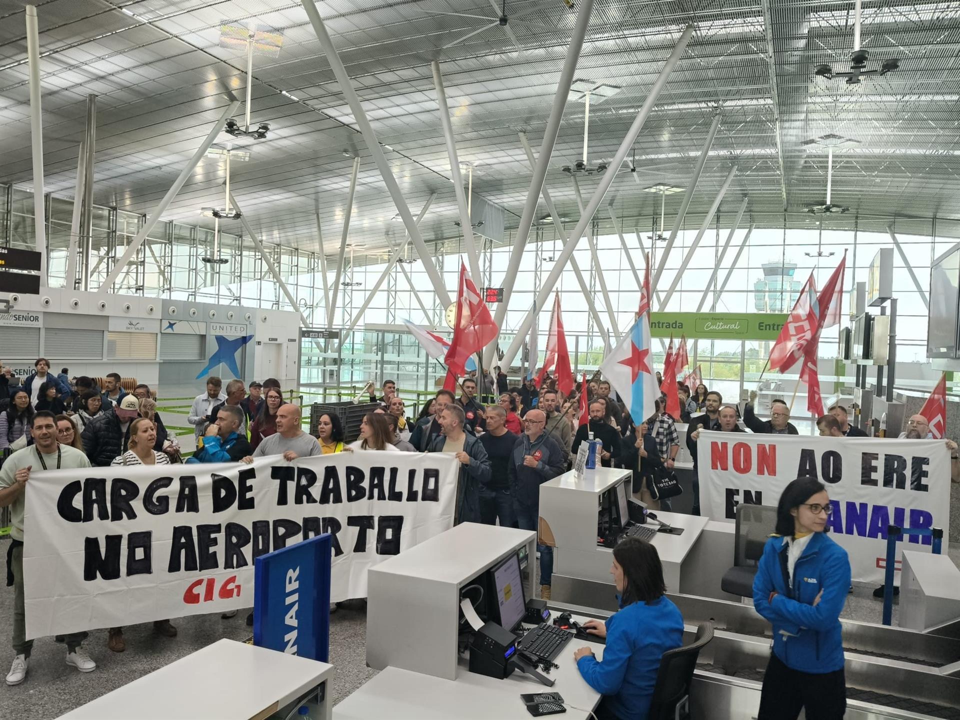Trabajadores de Ryanair protestan en el Aeropuerto de Santiago contra el ERE presentado por la compañía / Europa Press