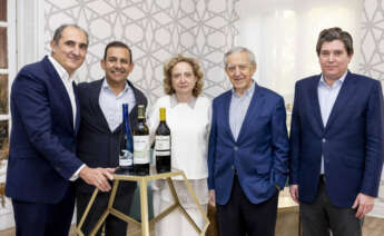Rodolfo Bastida, director técnico de las bodegas Zamora Company y Javier Pijoan, CEO de Zamora Company, Junto a Araceli Fernández, Honorato López y Eduardo López de Bodegas Godeval / Zamora Company