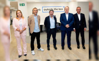 De izquierda a derecha, Águeda Ubeira, directora general y fundadora de Vanetta Food y presidenta de AJE Vigo; José Antonio Suárez, director de ABANCA Innova; Eduardo Aldao, director de Soluciones e Innovación en Medios de Pago de ABANCA; José Manuel Valiño, director general de TI, Información, Procesos y Operaciones de ABANCA y Walter Álvarez, director territorial de ABANCA en Vigo