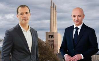 Carlos Pedreira, director general de Alcampo en España, y Óscar García Maceiras, CEO de Inditex, con las Tres Xemeneies de Sant Adrià de Besòs de fondo