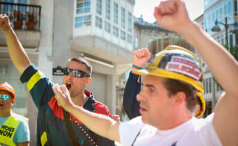 Trabajadores de Alcoa San Cibrao durante un encadenamiento frente a la subdelegación del Gobierno en Lugo