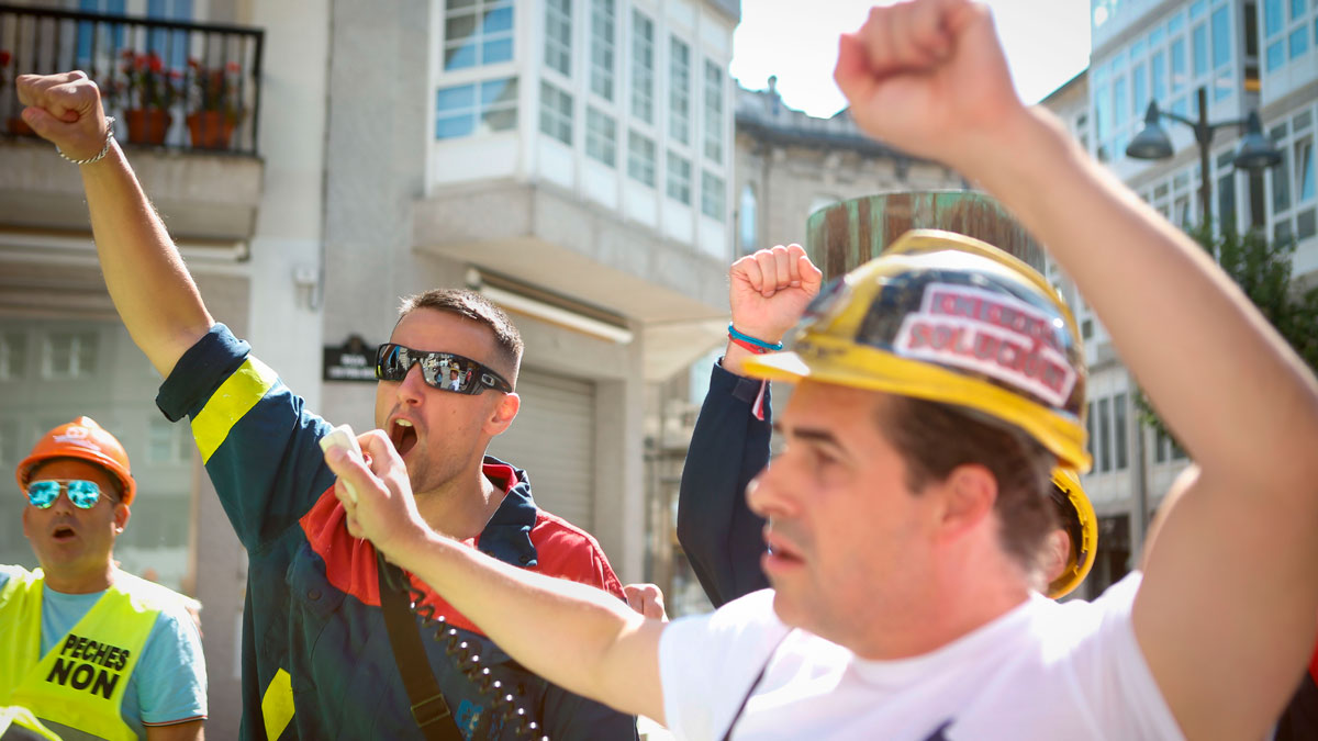 Trabajadores de Alcoa San Cibrao durante un encadenamiento frente a la subdelegación del Gobierno en Lugo