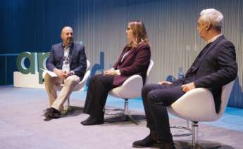 Alfredo Ramos, director de R y MasOrange en Galicia, situado a la izquierda, conduce la conversación entre Alba Budiño, cofundadora de Zebra Brain; y Juan Carlos Pérez, fundador de Aldealista, durante el I Gran Foro de Innovación y Emprendimiento organizado por APD