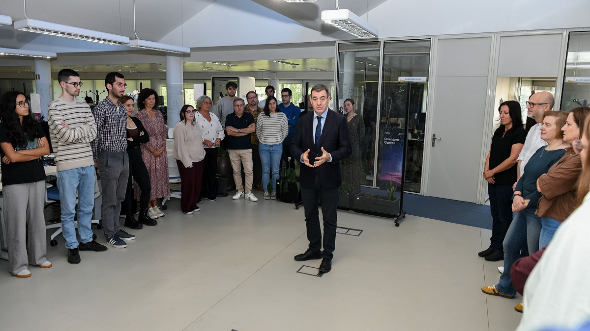 El conselleiro de Educación y Ciencia, Román Rodríguez, anuncia en el Centro de Supercomputación de Galicia (Cesga) la adjudicación de la fábrica europea de IA.