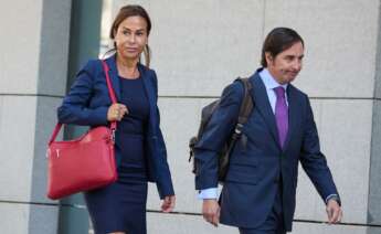 La ex presidenta de Adif, Isabel Pardo de Vera (i), a su llegada a declarar como imputada por el ‘caso Koldo’ en la Audiencia Nacional (AN), a 21 de julio de 2025, en Madrid. - Jesús Hellín - Europa Press -