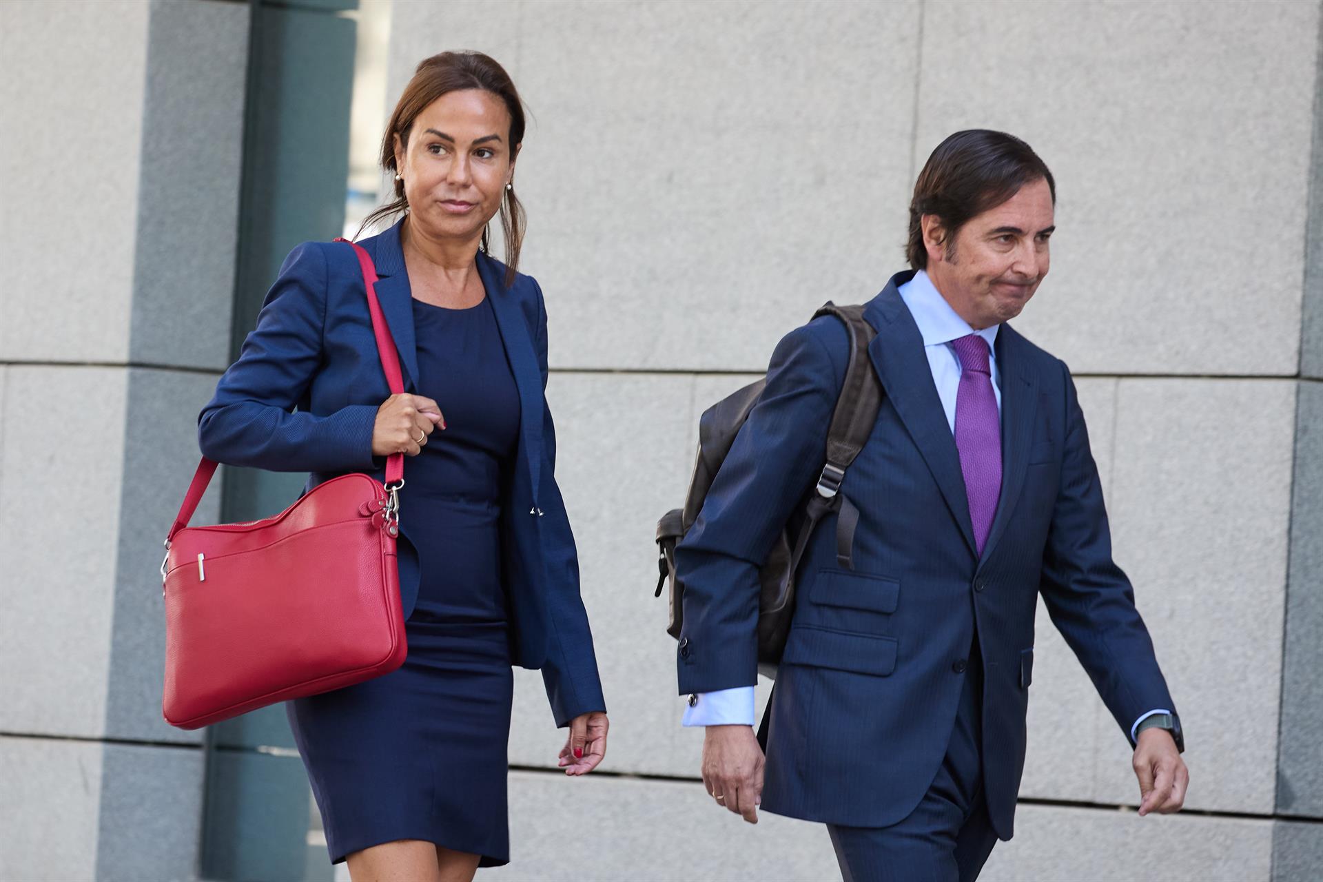 La ex presidenta de Adif, Isabel Pardo de Vera (i), a su llegada a declarar como imputada por el ‘caso Koldo’ en la Audiencia Nacional (AN), a 21 de julio de 2025, en Madrid. - Jesús Hellín - Europa Press -