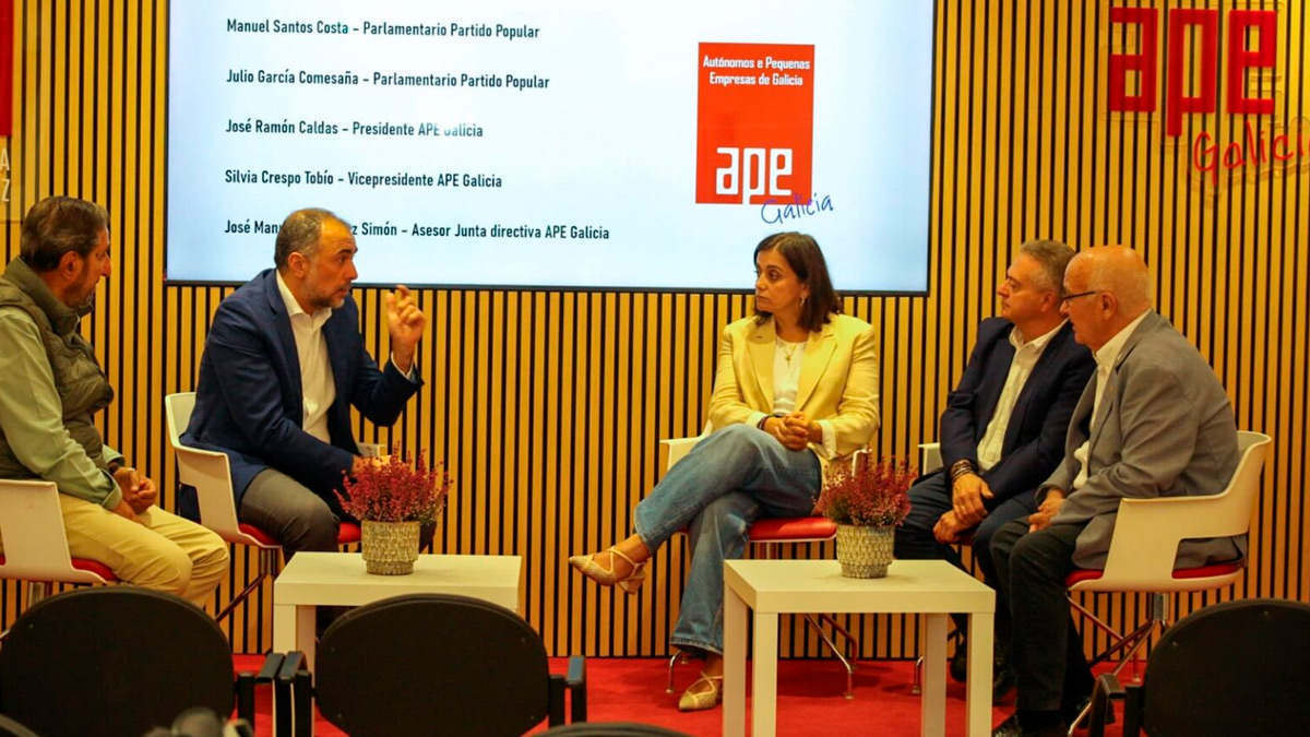 Los diputados del PP Julio García Comesaña y Manuel Santos en un acto de la Asociación de Autónomos y Pequeñas Empresas de Galicia