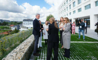 La arquitecta Elsa Urquijo, de espaldas, junto a Flora Pérez, presidenta de la Fundación Amancio Ortega; Alfonso Rueda, presidente de la Xunta; Inés Rey, alcaldesa de A Coruña; y Fabiola García, conselleira de Política Social, en la entrega al Gobierno gallego de la residencia de Eirís / Xunta