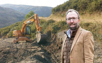 Roberto García Martínez, CEO de Eurobattery Minerals AB, con una imagen de la compañía trabajando en Galicia de fondo