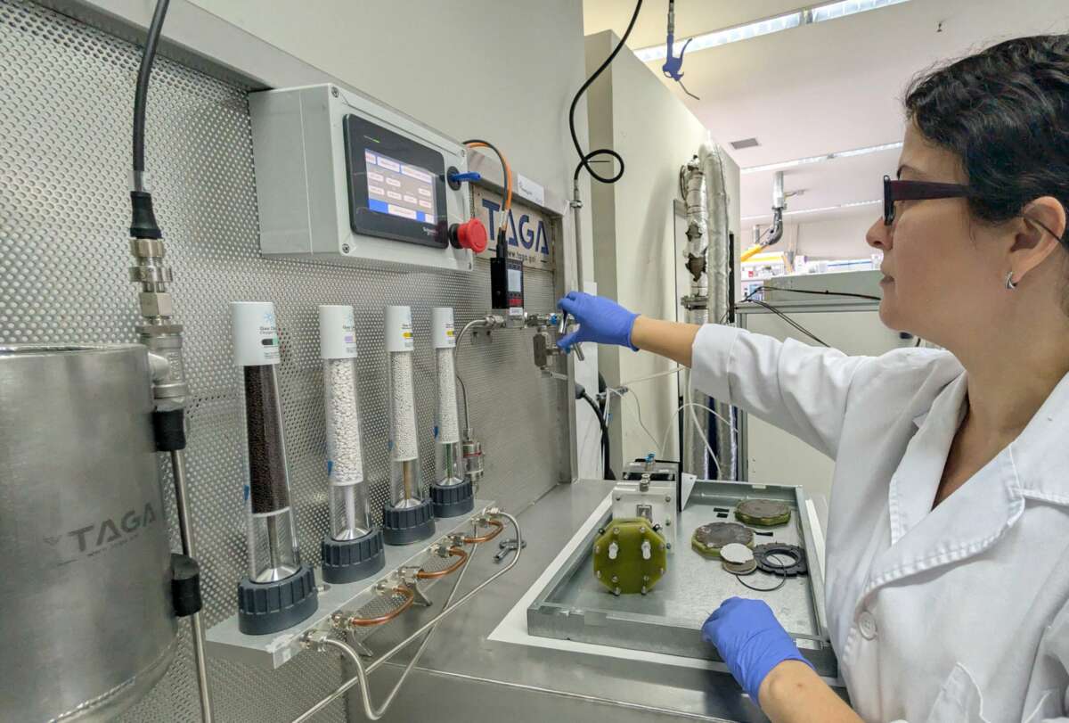 Imagen de una profesional de EnergyLab en el banco de testeo para electrolizadores AEM / ITG