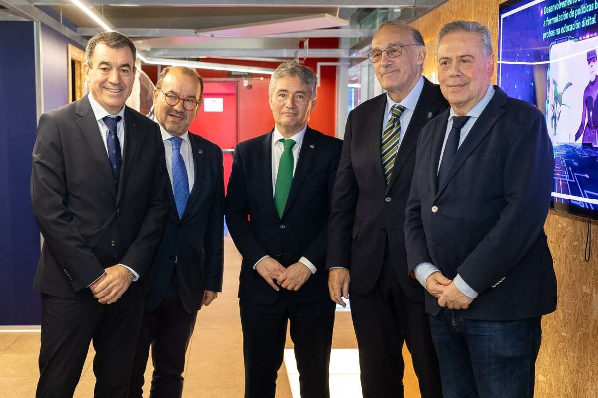 De izquierda a derecha: el conselleiro de Educación, Román Rodríguez; el rector de la USC, Antonio López; el rector de la UDC, Ricardo Cao; el rector de la UVigo, Manuel Reigosa, y el conselleiro de Sanidade, Antonio Gómez Caamaño / Xunta