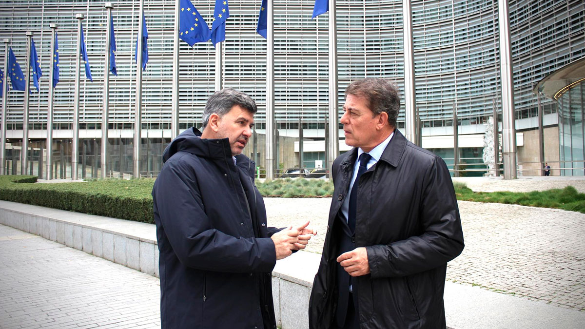 El eurodiputado del PSdeG, Nicolás González Casares, y el líder de los socialistas gallegos, José Ramón Gómez Besteiro, en Bruselas