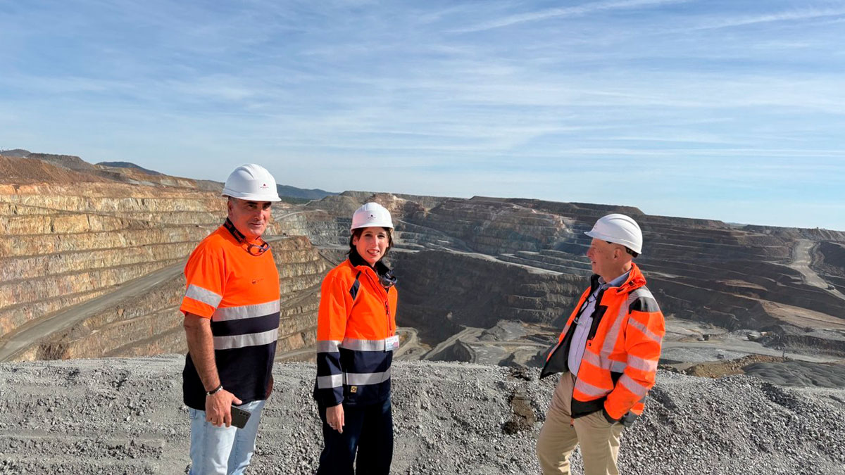 María Jesús Lorenzana, conselleira de Economía e Industria, en su visita a la mina de Riotinto en Huelva.