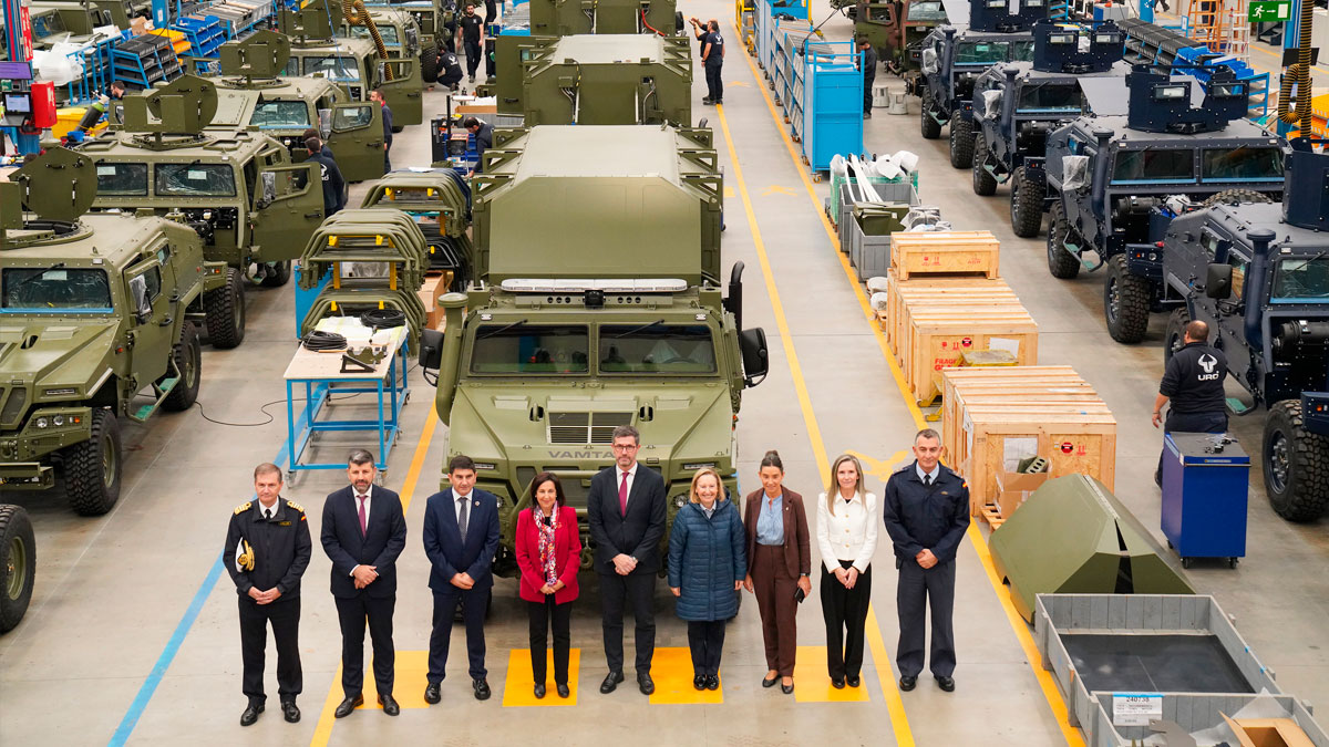 Foto de familia durante la visita a las instalaciones de URO Vehículos Especiales S.A.,en Valga, Pontevedra, Galicia (España)