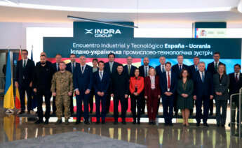 El presidente de Ucrania, Volodímir Zelenski (centro), junto a la ministra de Defensa, Margarita Robles, en la sede de Indra en el marco del encuentro con 13 empresas del sector de la defensa española