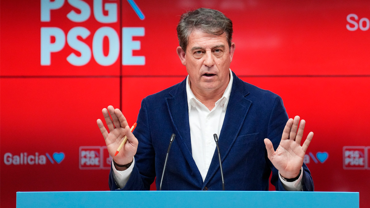 El secretario general del PSdeG y portavoz del Grupo Socialista en el Parlamento de Galicia, José Ramón Gómez Besteiro, ofrece una rueda de prensa tras la reunión de la Comisión Ejecutiva Nacional Gallega