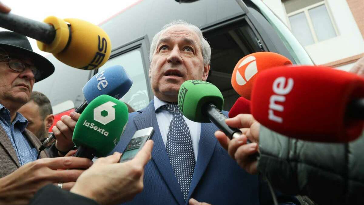 El secretario xeral del PSOE de Lugo y presidente de la Diputación, José Tomé, atiende a los medios en Monforte tras trascender denuncias por supuestos casos de acoso contra él / Europa Press