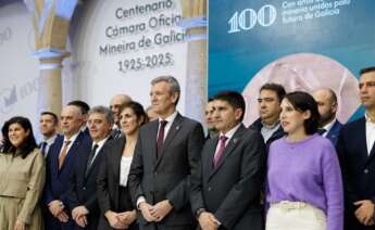 Foto de familia de las autoridades presentes en la conmemoración del centenario de la Cámara Oficial Mineira de Galicia / Xunta