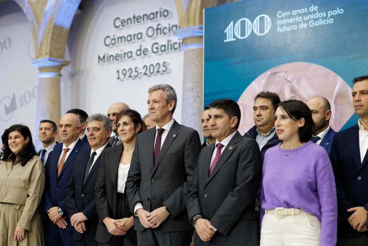 Foto de familia de las autoridades presentes en la conmemoración del centenario de la Cámara Oficial Mineira de Galicia / Xunta