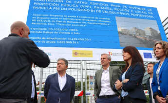 Miguel Anxo Fernández Lores, alcalde de Pontevedra; Alfonso Rueda, presidente de la Xunta; y María Martínez Allegue, conselleira de Vivenda, durante una visita a Valdecorvos (Pontevedra) / Concello de Pontevedra
