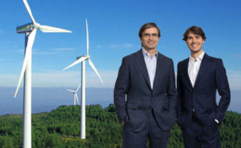 Roberto Centeno y Aritza Rodero, fundadores de Atitlan. De fondo, un parque eólico de Iberdrola