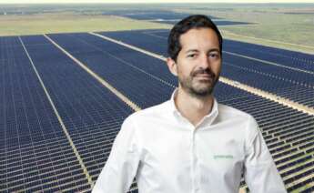 Manuel García, CEO y presidente de Greenalia, con el parque solar Misae II de la compañía en Texas de fondo