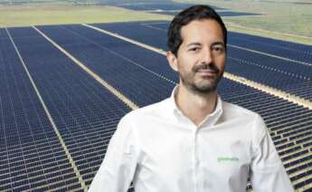 Manuel García, CEO y presidente de Greenalia, con el parque solar Misae II de la compañía en Texas de fondo