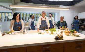 Imagen del video de Navidad de Alfonso Rueda en el que 'cocina' para toda Galicia junto con cargos del PPdeG. Foto: PPdeG