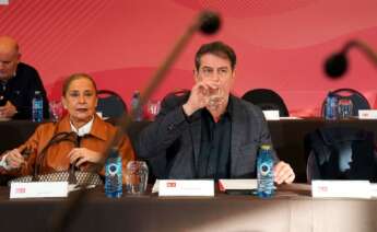 El secretario general del PSdeG y portavoz del Grupo Socialista en el Parlamento de Galicia, José Ramón Gómez Besteiro (d), durante la reunión del Comité Nacional del Partido Socialista de Galicia