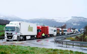 Varios camiones parados en la A-67, a 18 de enero de 2023, en Cantabria (España)