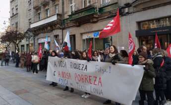 Jornada de huelga de la plantilla de fábrica de Textil Lonia, que se concentra frente a una tienda de Purificación García en Ourense