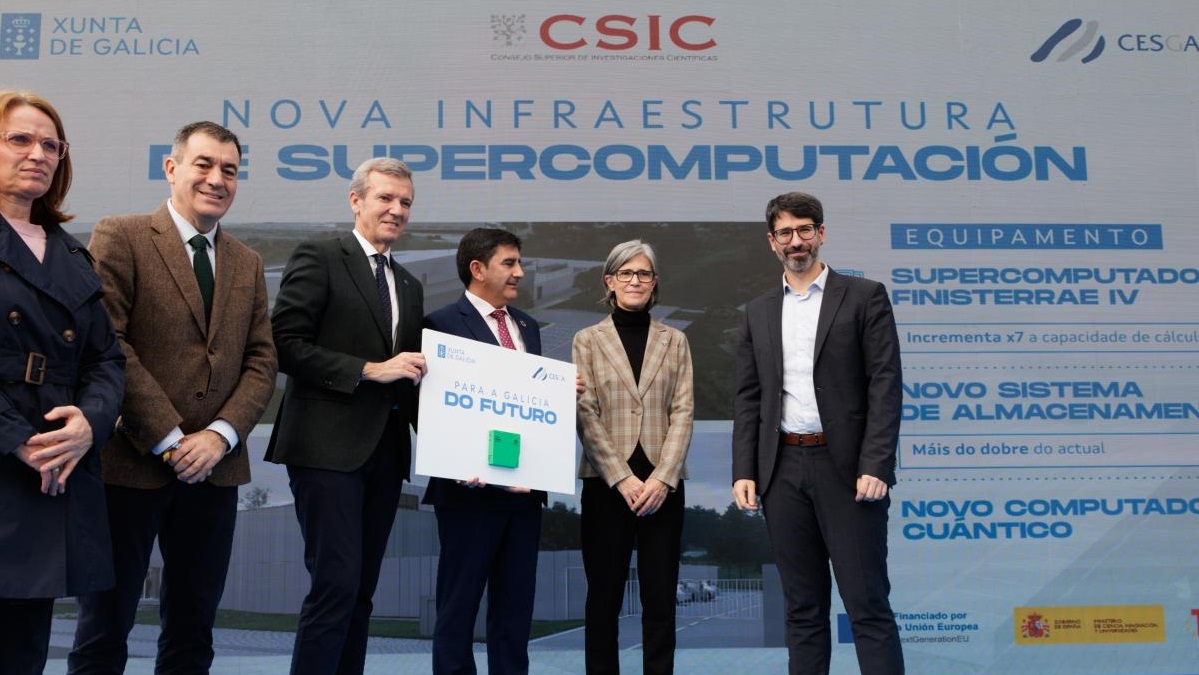 El presidente de la Xunta, Alfonso Rueda, en una visita el pasado octubre a las obras del nuevo edificio del Centro de Supercomputación de Galicia (CESGA)
