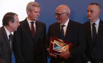 El presidente del Banco Sabadell, Josep Oliu (c), recibe la Medalla de Oro de la Confederación de Empresarios de Pontevedra (CEP), en el Hotel Attica21 / Adrián Irago - Europa Press