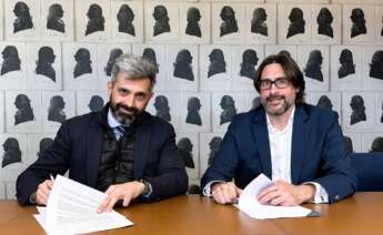 Emilio Bruquetas, consejero delegado de Recursos de Galicia, firma la compra del parque eólico Mondigo con Xavier Gásquez, managing director de Sinia Renovables, participada del Sabadell.