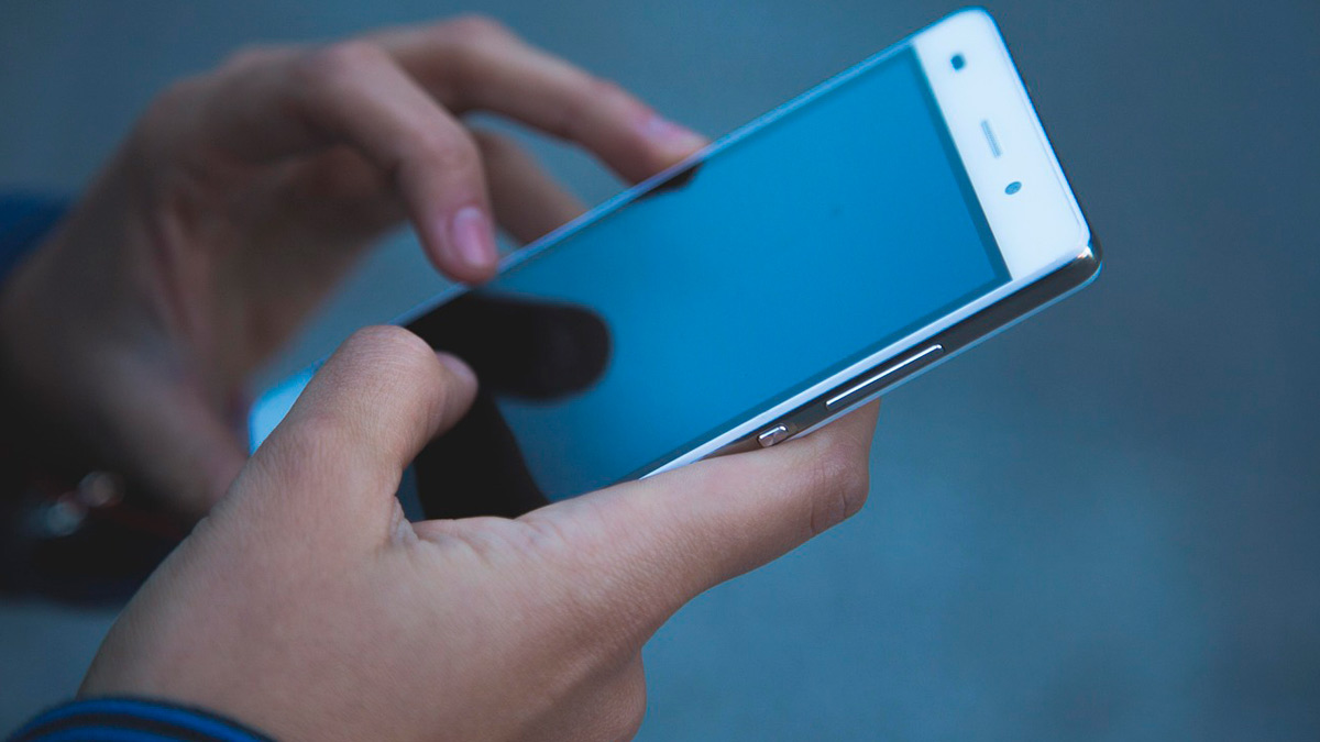 Persona con teléfono móvil