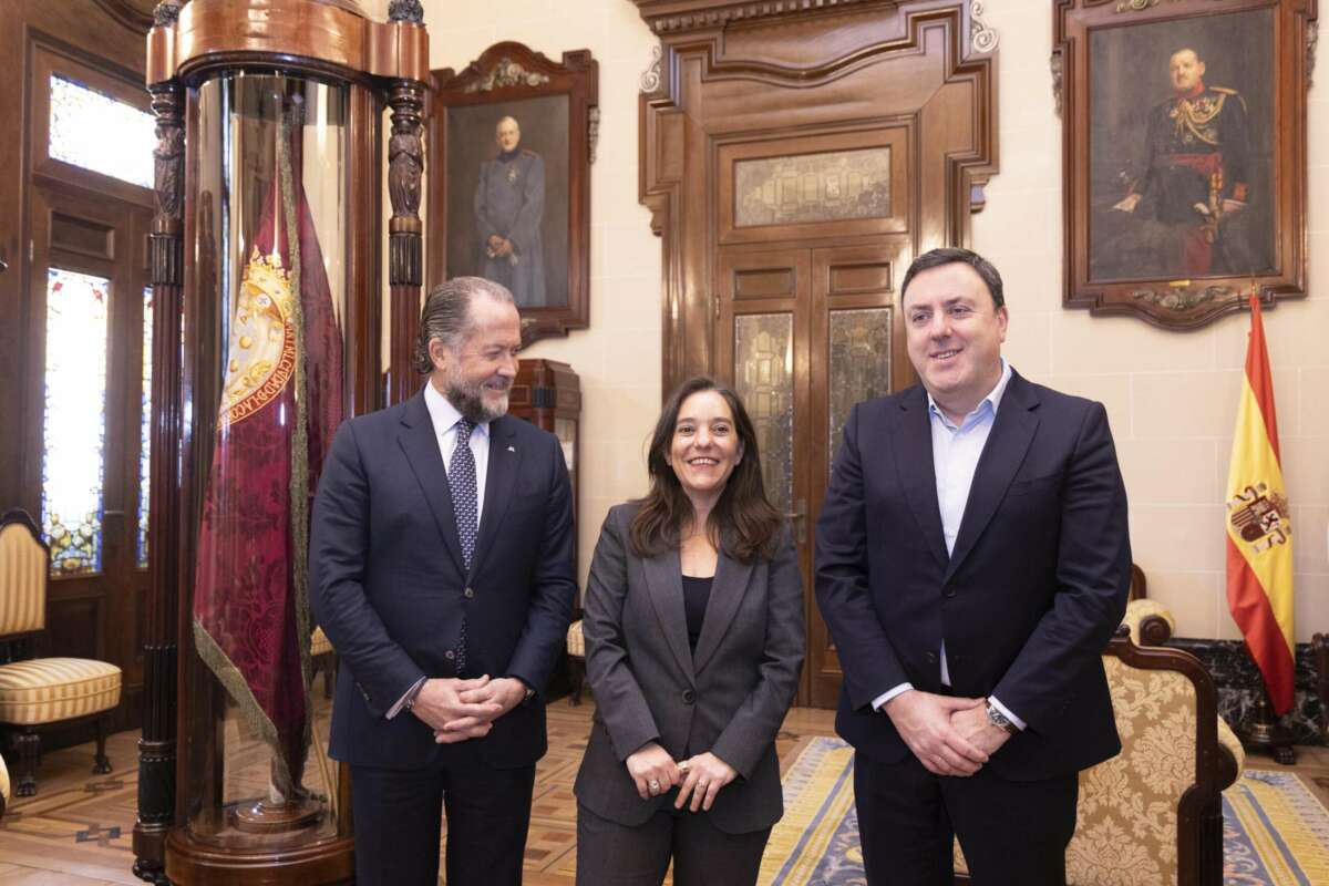 El presidente del RC Deportivo, Juan Carlos Escotet, junto a la alcaldesa de A Coruña, Inés Rey, y el presidente de la Deputación da Coruña, Valentín González Formoso