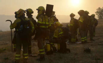 Bomberos trabajan para extinguir el incendio