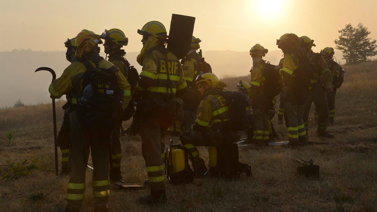 Bomberos trabajan para extinguir el incendio