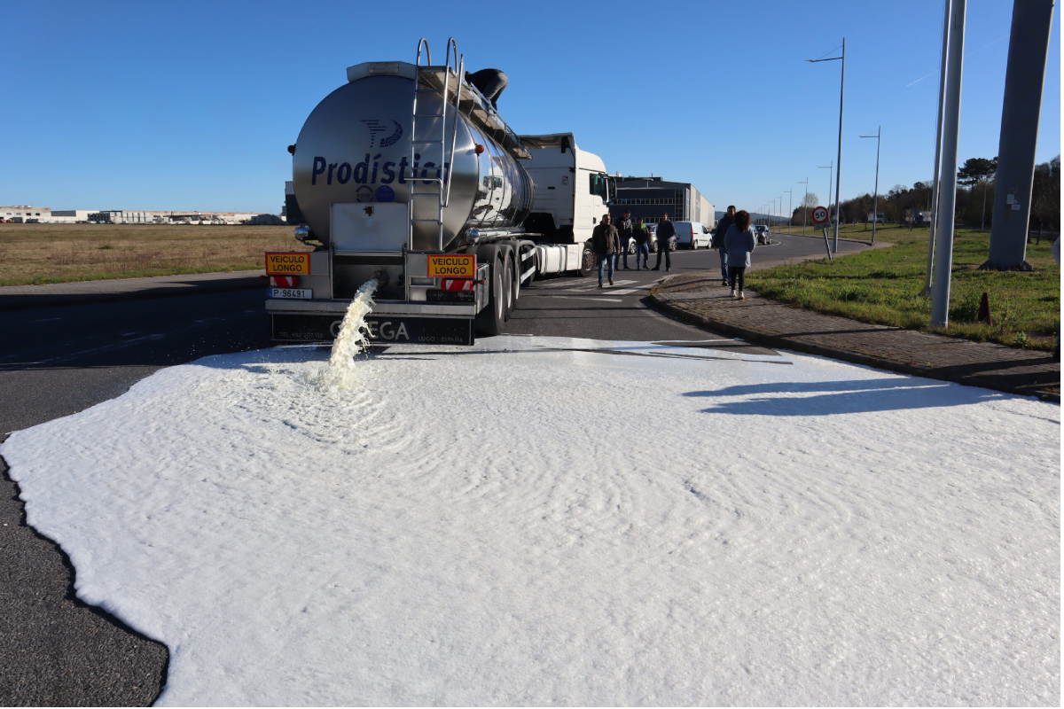 Ganaderos interceptan un camión en Teixeiro (A Coruña) y tiran leche procedente de Portugal - UNIÓNS AGRARIAS